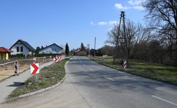 Zdjęcie fragmentu drogi w miejscu połączenia z łącznicą skrzyżowania „węzła Bieruń”.
